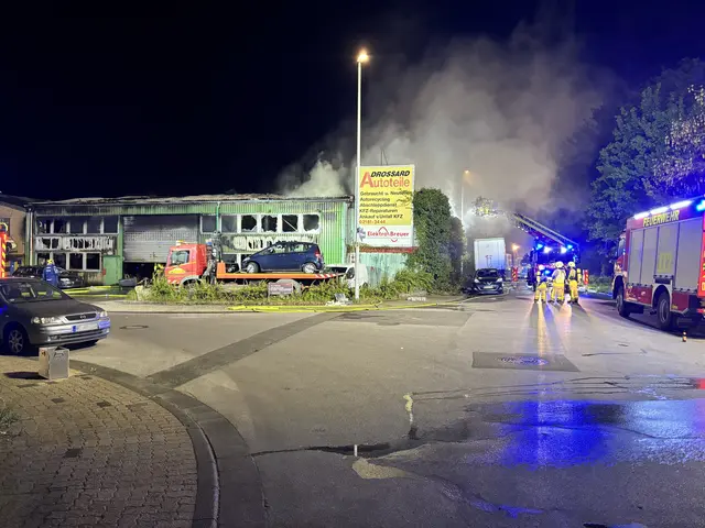 Beim Großbrand im Industriegebiet Ost in Grevenbroich brannten Gebäude und Werkstatt eines Autoteilehandels vollständig aus. Rund 150 Einsatzkräfte verhinderten ein Übergreifen der Flammen auf einen angrenzenden Schrottplatz. | Foto: Feuerwehr Grevenbroich