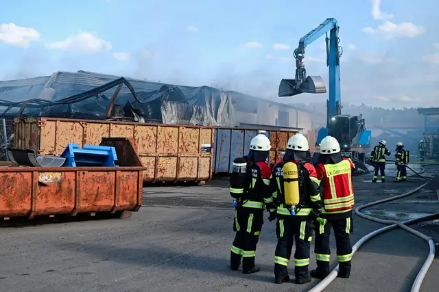 Brand Lustadt: Mit dem Feuer ist ein Schaden von rund einer Million Euro entstanden.  | Foto: Uwe Anspach/dpa