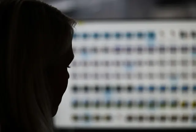 Die Videoaufnahmen des sexuellen Missbrauchs seien per Livestream an den Mann übertragen worden, während er per Chatfunktion die sexuellen Handlungen an den Mädchen angeleitet habe. (Symbolbild) | Foto: Arne Dedert/dpa