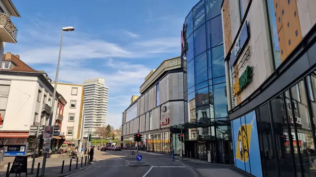 Ein unbekannter Mann verteilte in der Innenstadt Gummibärchen an Kinder und Jugendliche. Die Polizei sucht nun Zeugen und prüft den Hintergrund der Aktion. | Foto: Ralf Vester