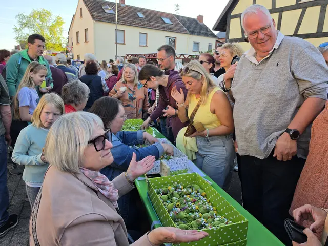 Großes Interesse am diesjährigen Kerwe-Maskottchen in Speyerdorf. | Foto: Eva Bender