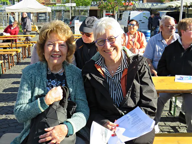 Geburtstagskind Gaby Kiessling und Frau Dr. Hof | Foto: Brigitte Melder