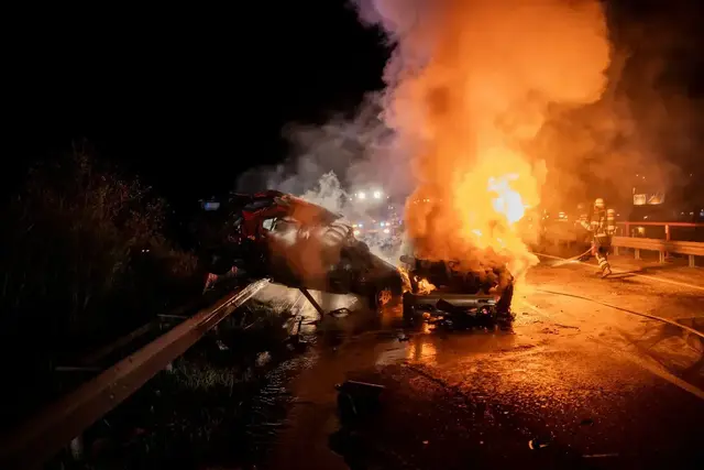 Ein Auto hat sich nach einem Zusammenstoß entzündet und steht in Vollbrand | Foto: Hosser/dpa