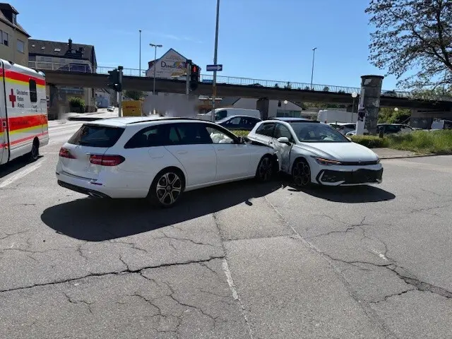 An einer Ampelkreuzung in Zweibrücken stießen zwei Autos zusammen. Eine Fahrerin wurde leicht verletzt, die Polizei sucht Zeugen. Der Sachschaden ist gewaltig. | Foto: Polizeiinspektion Zweibrücken
