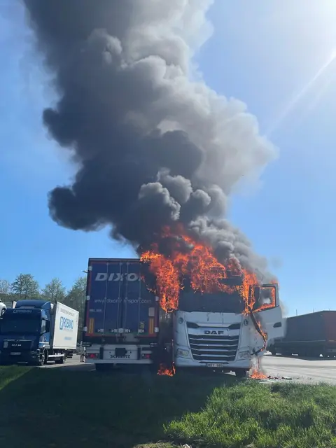 Ein Lkw-Fahrer wollte in seinem Führerhaus kochen, als ein Feuer ausbrach. Das Fahrerhaus brannte vollständig aus, die Feuerwehr löschte den Brand. | Foto: Polizeiinspektion Landstuhl