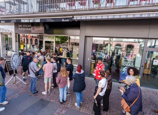 Auf großes Interesse ist die Eröffnung einer veganen Fleischerei in Mainz gestoßen. | Foto: Andreas Arnold/dpa