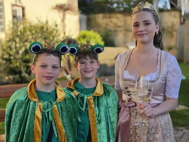 Repräsentieren die Froschkerwe 2026: Weinprinzessin Lena Hofsäß und das Froschkönigspaar Leon Kany und Julian Riedl. | Foto: Eva Bender