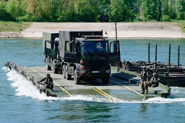 Die Übung der Feldjäger heißt «Orange Road», benannt nach der Waffenfarbe der Militärpolizei der Bundeswehr. Geübt wird unter anderem mit einer Schwimmbrücke. | Foto: Uwe Anspach/dpa