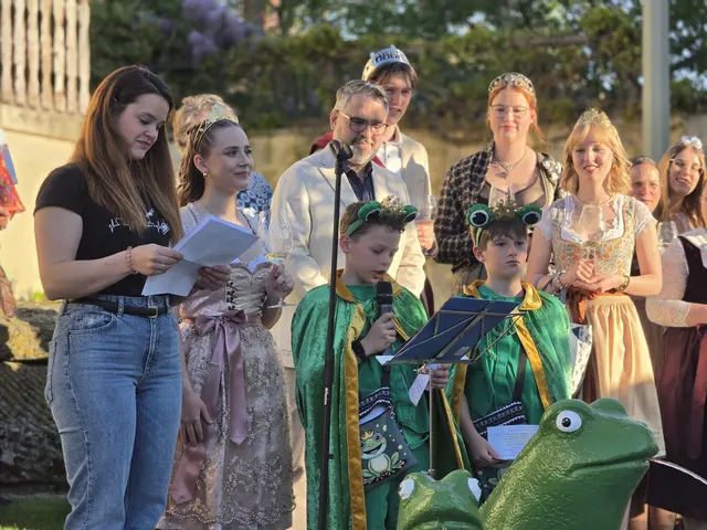 Das Froschkönigspaar Leon Kany und Julian Riedl begrüßt die Gäste zur Kerwe. | Foto: Eva Bender