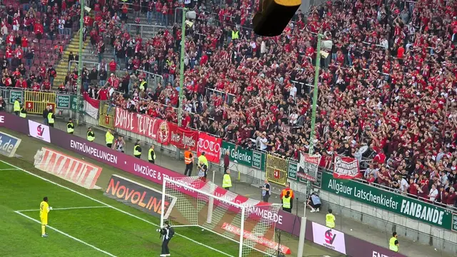 Torsten Lieberknecht vor der aufgebrachten Fankurve. Enis Kamga erhielt dagegen aufmunternden Applaus. | Foto: Jens Vollmer