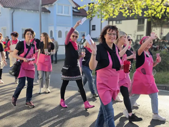 Farbenfroher Kerweumzug mit zahlreichen Vereinen zum Start der Froschkerwe. | Foto: Eva Bender