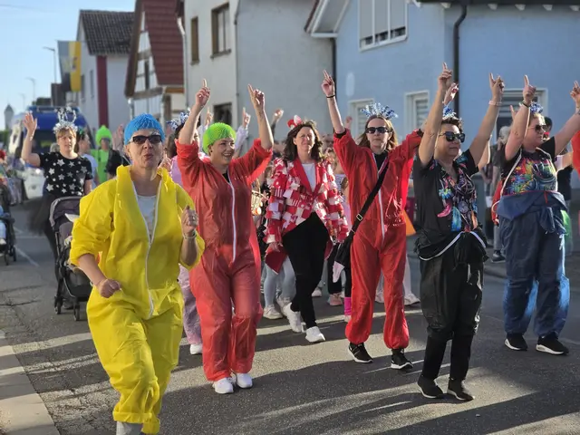 Volle Straßen und beste Stimmung: Der Kerweumzug zieht durch Lachen-Speyerdorf. | Foto: Eva Bender