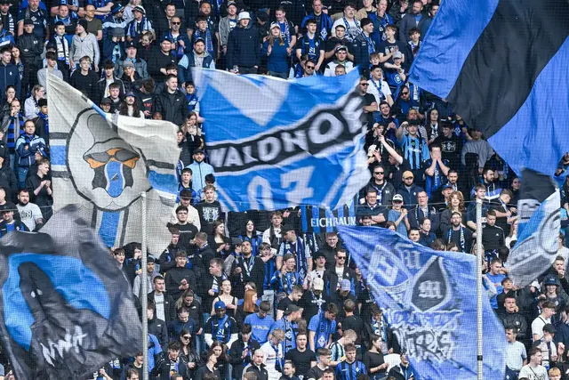 Durften wieder nicht über einen Dreier jubeln: Die Fans des SV Waldhof Mannheim. (Archivbild) | Foto: Uwe Anspach/dpa