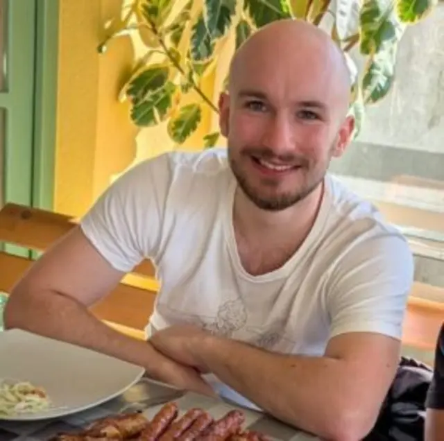 Dieser 24-jährige Mann aus Karlsruhe wird seit Mittwoch vermisst. Die Polizei bittet um Hinweise. | Foto: Polizei Karlsruhe