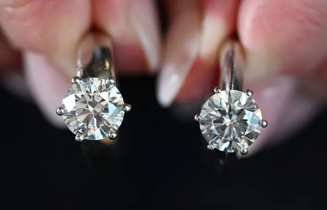 Sehen sich zum Verwechseln ähnlich: links ein natürlicher, rechts ein synthetischer Diamant.  | Foto: Bernd Weißbrod/dpa