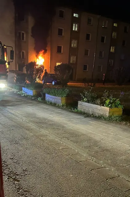 In Kaiserslautern ist am späten Samstagabend im Asternweg ein Feuer in einem Mehrparteienhaus ausgebrochen. Das Gebäude ist unbewohnbar, die Kriminalpolizei ermittelt zur Ursache. | Foto: Feuerwehr Kaiserslautern