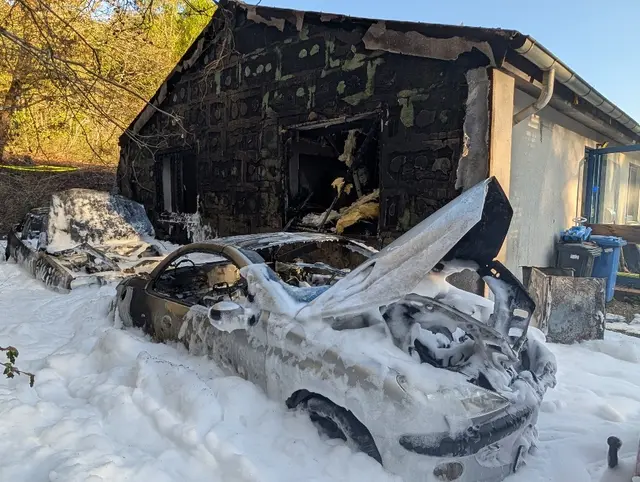 Im Gewerbepark Neudahn brannten zwei stillgelegte Autos. Das Feuer griff auf ein Wohnhaus über, verletzt wurde niemand. | Foto: Polizeiinspektion Dahn