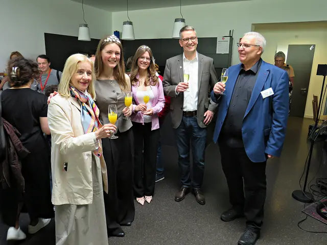 Ein Prost auf die Vernissage | Foto: Brigitte Melder