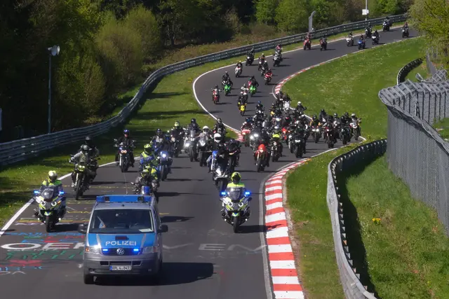 Der Korso zieht über die Nordschleife.  | Foto: Thomas Frey/dpa