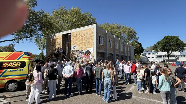 Viele Gäste sind gekommen, um gemeinsam mit dem Oberbürgermeister die Eröffnung zu feiern | Foto: Jürgen Habich/Shark Design
