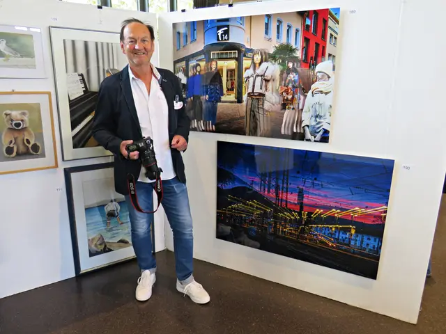 Peter Hofmeister erklärte seine beiden Fotografien | Foto: Brigitte Melder