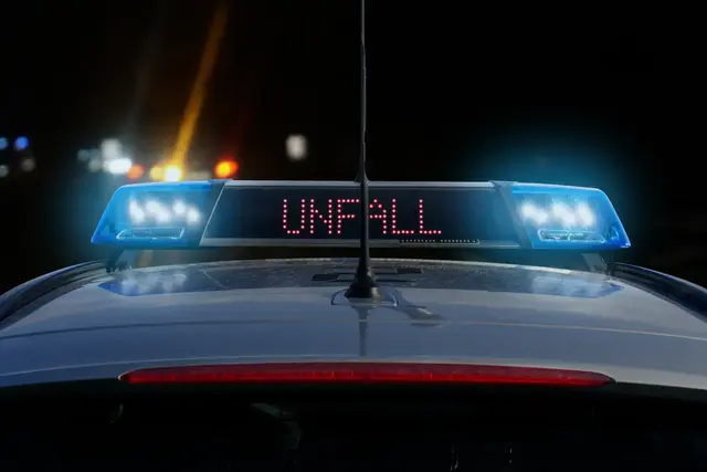 Auf der B9 bei Schwegenheim kam es am Samstagabend zu einem schweren Auffahrunfall. Ein Fahrer wurde schwer verletzt und mit dem Hubschrauber in eine Klinik geflogen. | Foto: OFC Pictures/stock.adobe.com