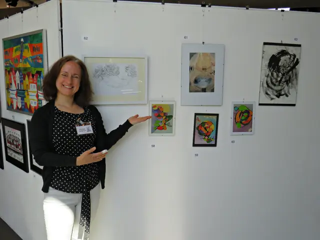 Christel Hätterich vor ihren Bildern | Foto: Brigitte Melder