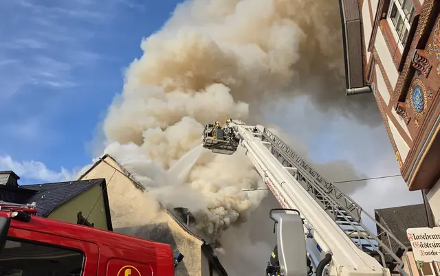 Bei dem Brand kam es zu einer starken Rauchentwicklung. | Foto: Kevin Schößler/dpa