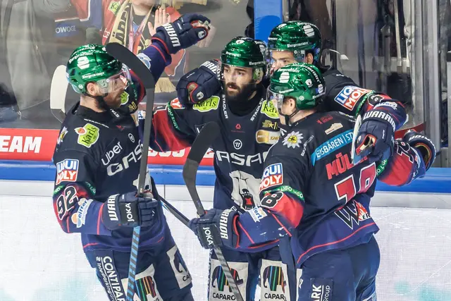 Die Eisbären Berlin hatten auch im zweiten DEL-Finale gegen Mannheim mehrfach Grund zum Jubeln – hier nach dem 2:0 von Liam Kirk (2.v.l.). | Foto: Andreas Gora/dpa