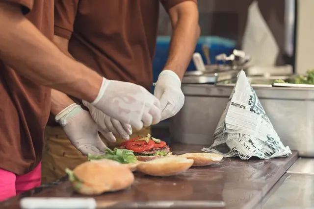 Erstmals vereint das Eisenberger Street Food Event kulinarische Vielfalt mit dem 1. Eisenberger Oldtimertreffen | Foto: Damian/stock.adobe.com