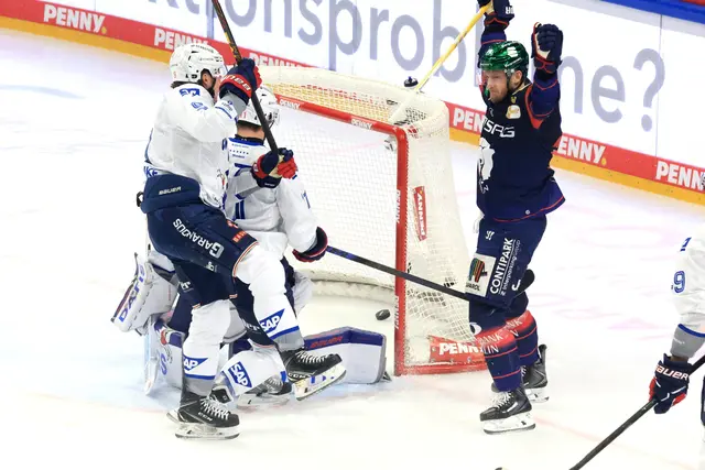 Auch in Spiel zwei jubelt Berlin! Hier hat Manuel Wiederer (dunkles Trikot) gerade das frühe 1:0 für die Eisbären erzielt. | Foto: Engler/PIX-Sportfotos