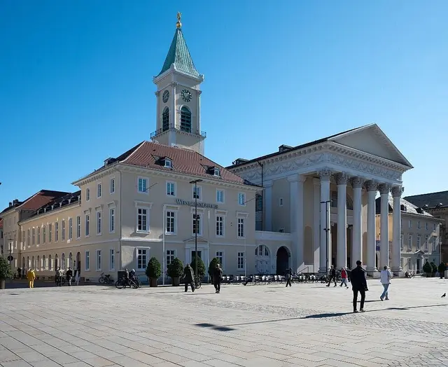 "Weinbrenner-Ensemble" am Marktplatz: Das Weinbrennerhaus (links) und die Stadtkirche | Foto: Stadt Karlsruhe, Monika Müller-Gmelin
