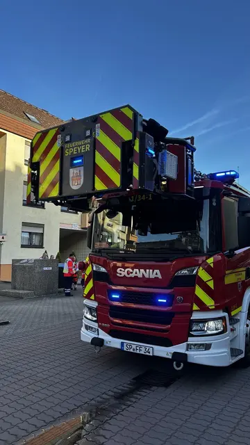 Ein Küchenbrand in Speyer sorgte am Sonntagmorgen für einen Feuerwehreinsatz. Drei Bewohner wurden verletzt, die Wohnung bleibt bewohnbar. | Foto: Brand- und Katastrophenschutz der Stadt Speyer