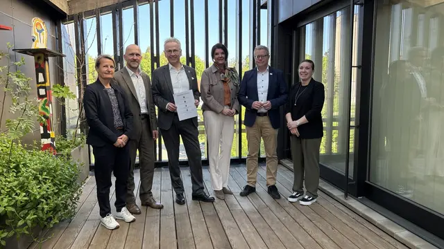 Landrat Rainer Guth (Donnersbergkreis), Bürgermeistern Sabine Wienpahl (VG Kirchheimbolanden), Bürgermeister Steffen Antweiler (VG Göllheim) und Bürgermeister Christian Hirsch (VG Bruchmühlbach-Miesau) unterzeichneten am 23. April die Vereinbarung zur interkommunalen Zusammenarbeit  | Foto: Kreisverwaltung Donnersbergkreis/gratis