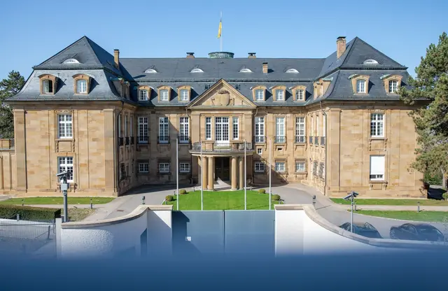 Wer künftig Hausherr in der Villa Reizenstein, dem Amtssitz des Ministerpräsidenten von Baden-Württemberg wird, ist ziemlich sicher: Cem Özdemir (Grüne) dürfte nächster Regierungschef im Südwesten werden. (Archivbild) | Foto: Christoph Schmidt/dpa