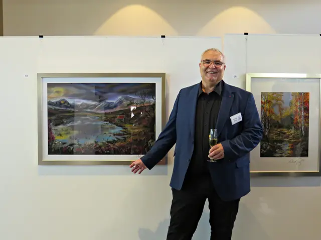 Michael Jung zwischen seinen Gemälden | Foto: Brigitte Melder