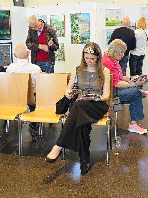 Mandelblütenhoheit vertieft in den Katalog | Foto: Brigitte Melder