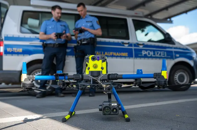 Die Spezialisten brauchen drei bis fünf Stunden am Unfallort, um Spuren zu sichern. | Foto: Harald Tittel/dpa