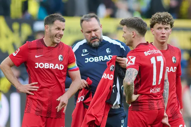 Die Freiburger nach dem desolaten 0:4 in Dortmund.  | Foto: Bernd Thissen/dpa