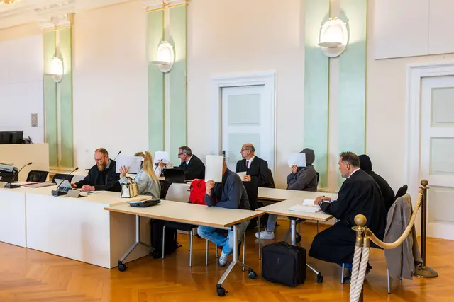Drei Männer und zwei Frauen saßen mit ihren Anwälten auf der Anklagebank. | Foto: Philipp von Ditfurth/dpa