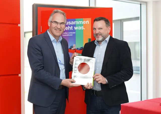 Dem Landrat Dietmar Seefeldt war es ein Anliegen, die am vergangenen Freitag erteilte Baugenehmigung zum Start der Woche persönlich an den Caritasdirektor Holger Maar zu übergeben.
 | Foto: Justine Köhler