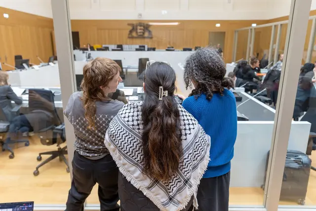 Dutzende Anhänger waren zum Prozessauftakt gekommen. | Foto: Julian Rettig/dpa