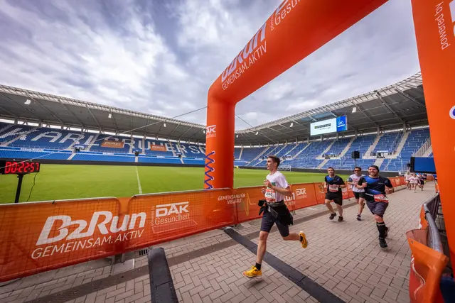 Im Ziel | Foto: Schütze, Infront B2Run