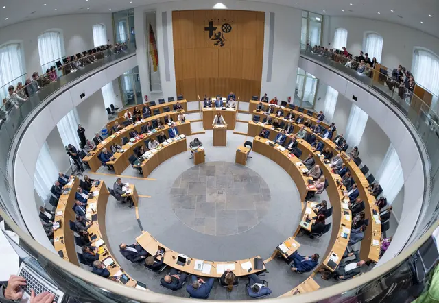 Für die geplante Verfassungsänderung gibt es gute Gründe, aber auch Kritik am Vorgehen und Warnungen. (Archivbild) | Foto: Boris Roessler/dpa