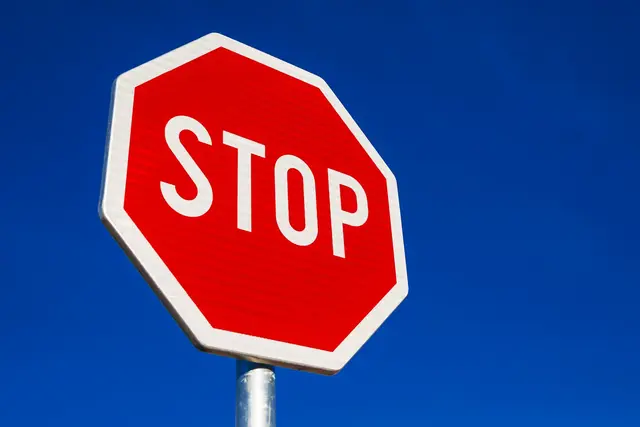 Bei einer Verkehrskontrolle an einem Stopp-Schild an der Anschlussstelle Kandel-Nord stellte die Polizei mehrere Verstöße gegen das Haltegebot fest. | Foto: Bits and Splits/stock.adobe.com