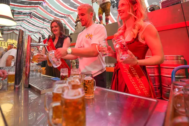 VfB-Profi Ermedin Demirovic auf dem Stuttgarter Frühlingsfest. | Foto: Enrique Kaczor/onw-images/dpa