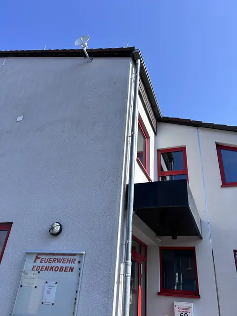 Standfest in Krisenzeiten möchte man mit dieser Richtfunkstrecke zwischen den beiden Gebäuden sein.  | Foto: Verbandsgemeindeverwaltung Edenkoben