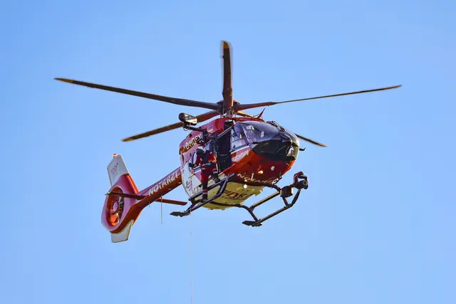 Per Hubschrauber wurde einer der Verletzten aus dem leeren Stausee befreit und ins Krankenhaus geflogen. (Symbolbild) | Foto: Christoph Reichwein/dpa