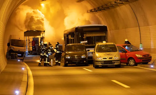 Dichte Rauchentwicklung und Feuer im Tunnel: Einsatzkräfte proben bei der Großübung im Hörnchenbergtunnel einen schweren Verkehrsunfall unter realistischen Bedingungen. | Foto: Reiner Voß / Kreisverwaltung