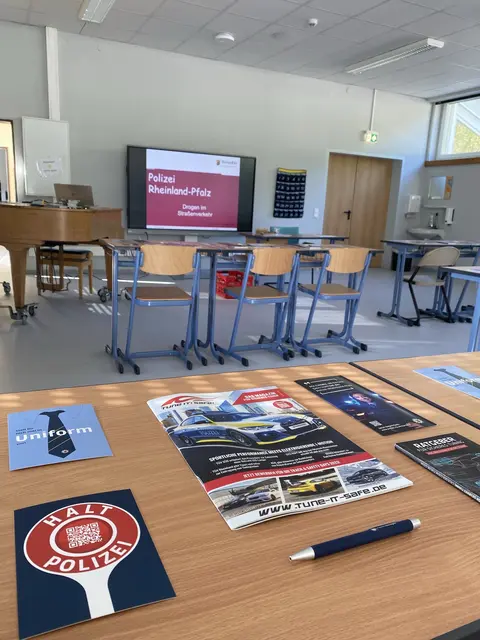 Polizeibeamte informierten an einer Realschule Plus über die Risiken von Alkohol und Drogen im Straßenverkehr und erklärten rechtliche Folgen sowie Präventionsansätze. | Foto: Polizeiinspektion Lauterecken